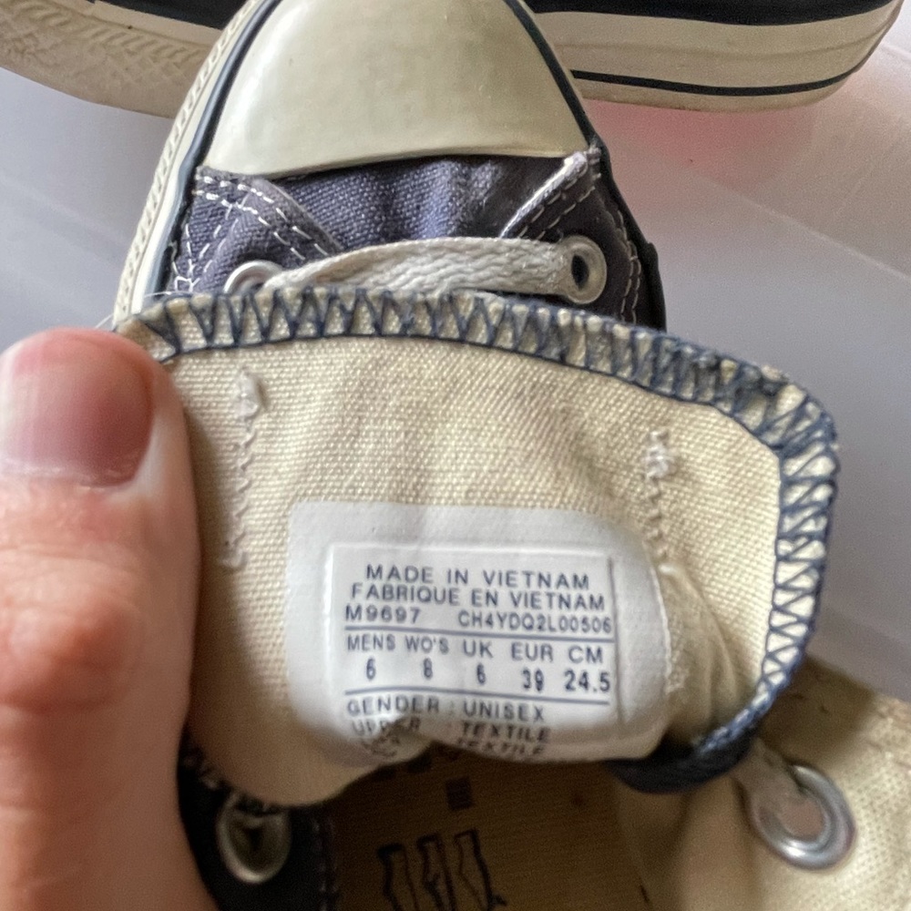 Converse - Picture 2 of 2